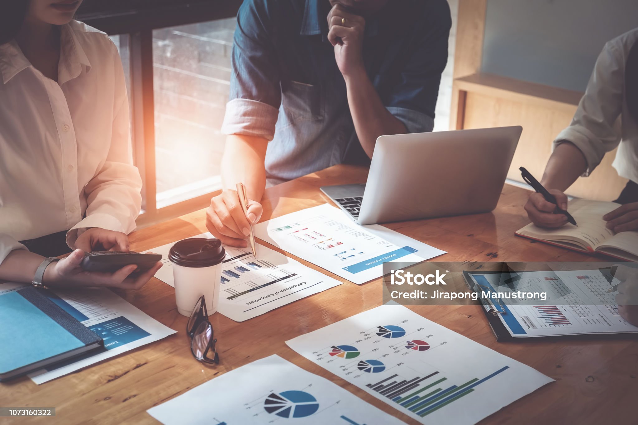 بررسی قوانین تجاری برای انطباق