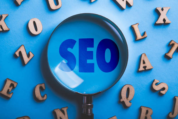 seo vergrootglas op blauw - Comprehensive Guide to Off-Page SEO for Improving Your Website Ranking